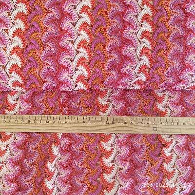 Tissu crochet rose et rouge